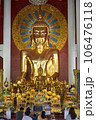 チェンマイの寺院 ワット・プラシンの黄金の仏像 106476118