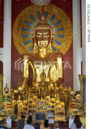 チェンマイの寺院 ワット・プラシンの黄金の仏像 106476118