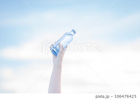 夏空に掲げる瓶飲料 106476425