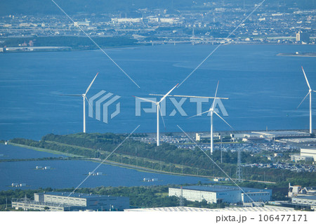 海沿いに立ち潮風を受ける風力発電の風車 106477171