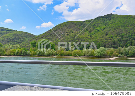 ライン川クルーズ,クルーズ船からの眺め/リューデスハイムからザンクト・ゴアール・ハウゼン,ドイツ ライン川クルーズ,クルーズ船からの眺め/リューデスハイムからザンクト・ゴアール・ハウゼン,ドイツ 106479005