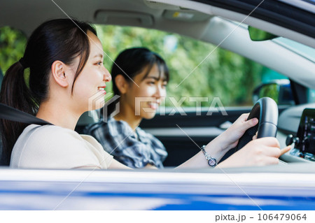 友達とふたりでドライブをする若い女性 106479064