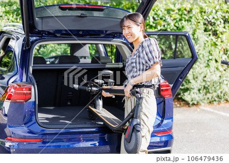 電動キックボードを車に載せる女性の写真素材 [106479436] - PIXTA
