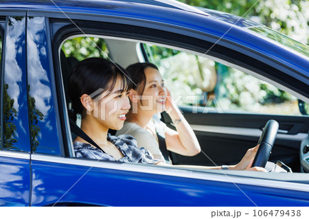 友達とふたりでドライブをする若い女性 106479438