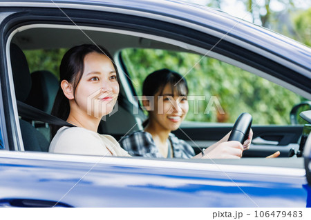 友達とふたりでドライブをする若い女性 友達とふたりでドライブをする若い女性 106479483