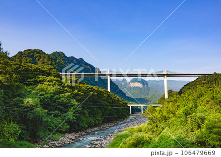 八ッ場ダムが完成する前の不動大橋と吾妻川 八ッ場ダムが完成する前の不動大橋と吾妻川 106479669
