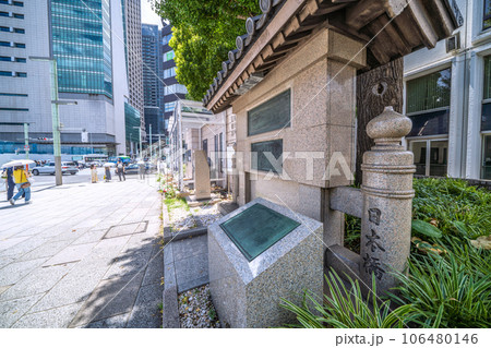 日本の東京都市景観　日本橋観光案内所横にある日本橋由来記の碑などを望む 106480146