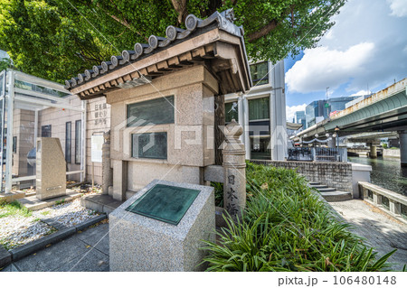 日本の東京都市景観　日本橋観光案内所横にある日本橋由来記の碑などを望む 106480148