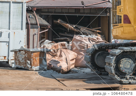 木造家屋の解体　シバ積み（木くず）をする重機 106480478