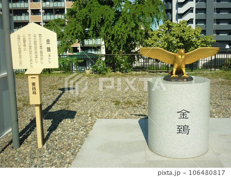 岡田宮の境内にある金鵄の像 106480817