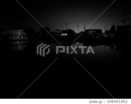 夜と水の溜まった田んぼと街 106481862