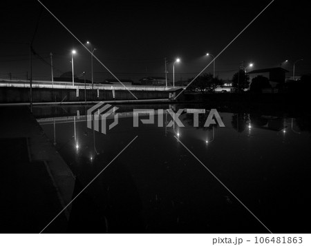 水の溜まった田んぼのリフレクションをモノクロで。 106481863