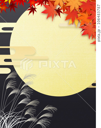 秋の夜空に輝く満月 106483787