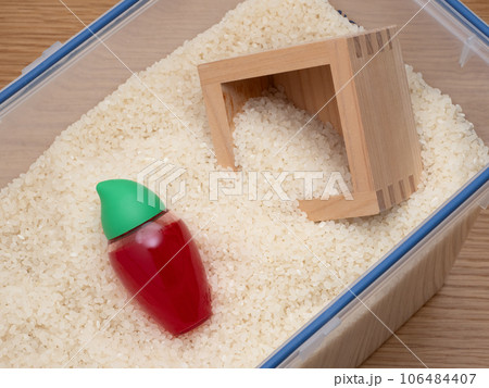 米びつに入れた防虫剤 106484407