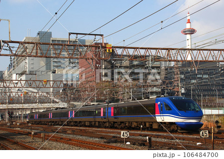 京都駅前を行く特急スーパーはくと号（HOT7000系：京都⇔鳥取） 106484700
