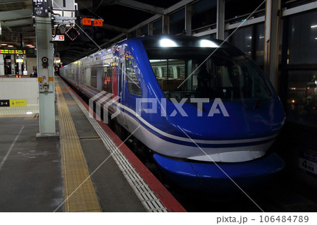 鳥取駅に停車中の特急スーパーはくと号（HOT7000系：京都⇔鳥取） 106484789
