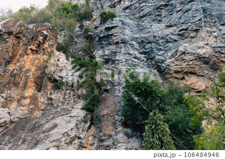 Cliff rocks are formed from mountain eruptions. 106484946