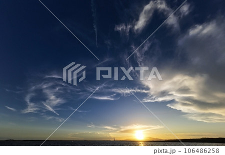 かなとこ雲が現れた夕方の港・晩夏・超広角・空主体・230827pm 106486258