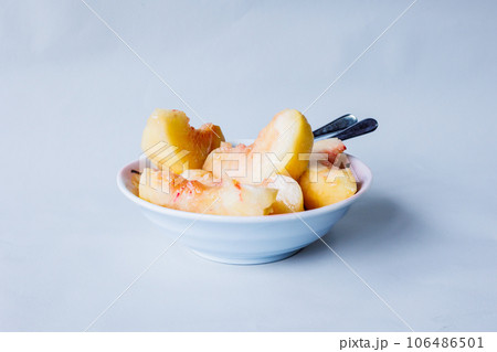 スライスした完熟した桃 106486501