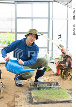 農業従事者の男性 農業従事者の男性 106487182