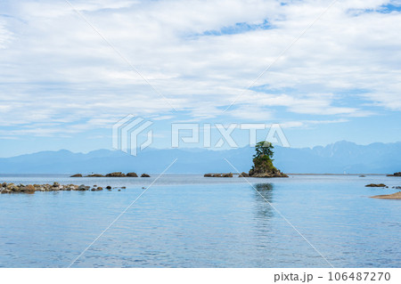 爽やかな青空と静かな波の富山を代表する観光地雨晴海岸から立山連峰方面の景色｜富山県高岡市 106487270