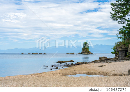 爽やかな青空と静かな波の富山を代表する観光地雨晴海岸から立山連峰方面の景色｜富山県高岡市 106487273