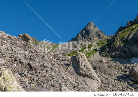 夏の上高地から槍ヶ岳の風景 106487410