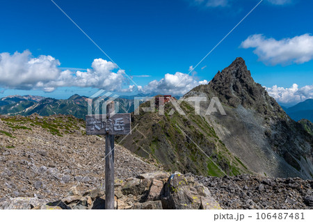 夏の上高地から槍ヶ岳の風景 106487481
