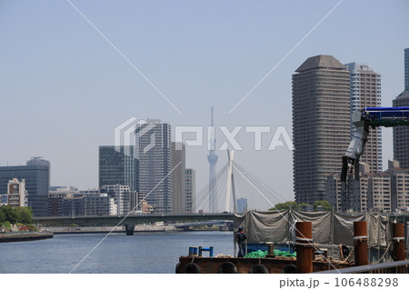 隅田川越しに佃大橋、中央大橋、東京スカイツリーを望む東京都中央区月島の風景 隅田川越しに佃大橋、中央大橋、東京スカイツリーを望む東京都中央区月島の風景 106488298