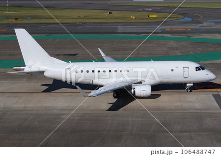 福岡空港をタキシングする飛行機・E170 106488747