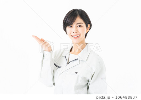 白バックの作業員の若い女性 白バックの作業員の若い女性 106488837