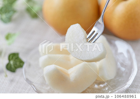 おいしそうな梨とフォーク 106488961