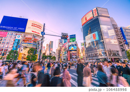 日本の東京都市景観 6県減↓。外国人観光客らで賑わう渋谷。脱マスク完了…感染爆発はない＝29日 106488998