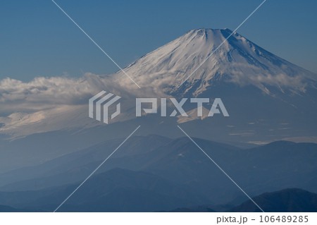 塔ノ岳山頂から見た富士山 塔ノ岳山頂から見た富士山 106489285