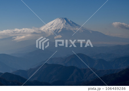 塔ノ岳山頂から見た富士山 106489286