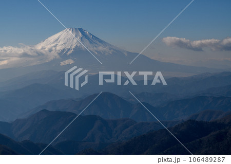 塔ノ岳山頂から見た富士山 106489287