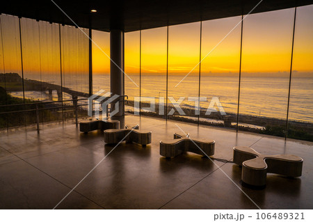 JR日立駅のガラス張り駅舎 106489321