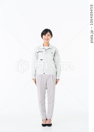 作業服の若い女性 106489459