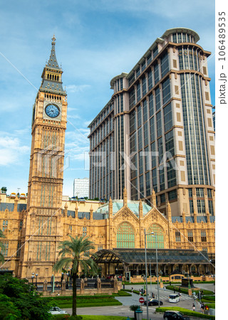 マカオにある豪華なカジノホテル群の美しい風景 106489535