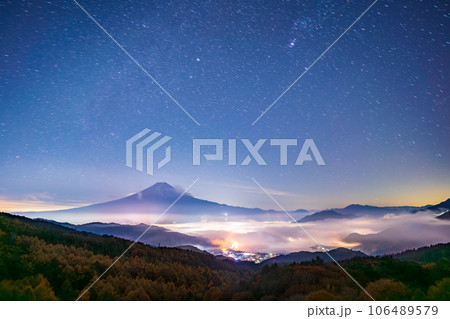 （山梨県）星空の下、河口湖上の雲海と富士山　 106489579