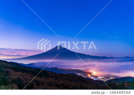 （山梨県）星空の下、河口湖上の雲海と富士山　 106489580