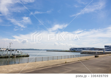 夏の愛知県常滑市セントレア付近の海景色 106489709