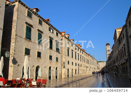 アドリア海の真珠と言われるクロアチアの世界文化遺産ドブロブニク　旧市街のメインストリートプラツァ通り 106489714