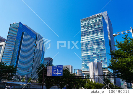 東京駅八重洲口周辺のオフィス街の風景 106490312