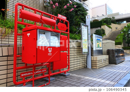 静岡市役所前に設置されているプラモデル風ポストの風景 106490345