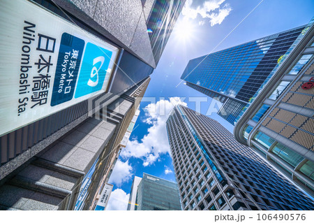 日本の東京都市景観 脱コロナ…太陽光…希望の光…。日本橋駅や日本橋高島屋S.C.などを望む。新時代へ 106490576