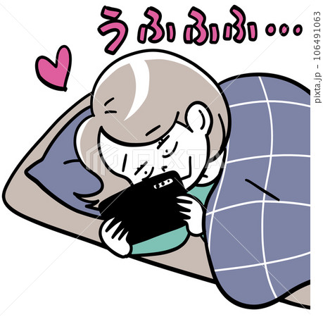 布団の中で推し活する女性 106491063