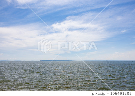 愛知県西尾市吉良町から見た三河湾の景色 106491203