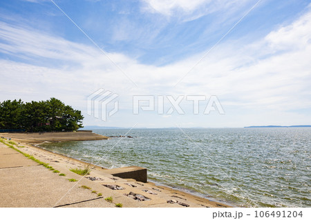 愛知県西尾市吉良町の三河湾の風景 愛知県西尾市吉良町の三河湾の風景 106491204