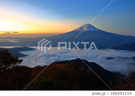 御坂山地から見る富士山の夜明け 106491214
